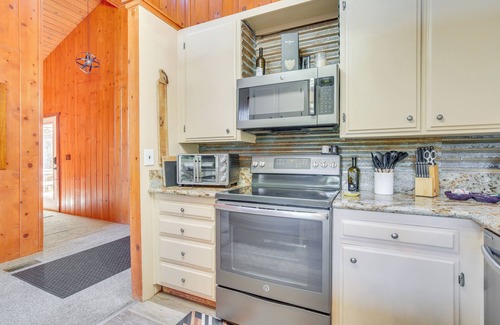 Blue Jay Cabina | Cabin w/ Game Room & 2 Decks in Lake Arrowhead!