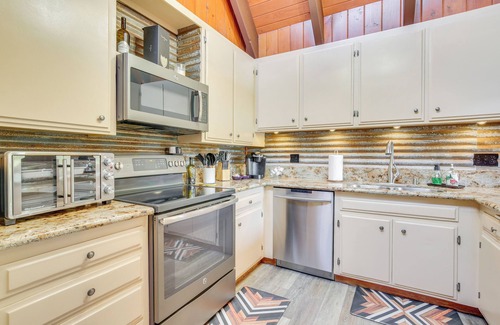 Blue Jay Cabina | Cabin w/ Game Room & 2 Decks in Lake Arrowhead!