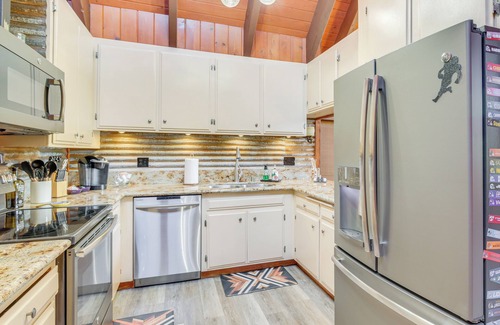 Blue Jay Cabina | Cabin w/ Game Room & 2 Decks in Lake Arrowhead!