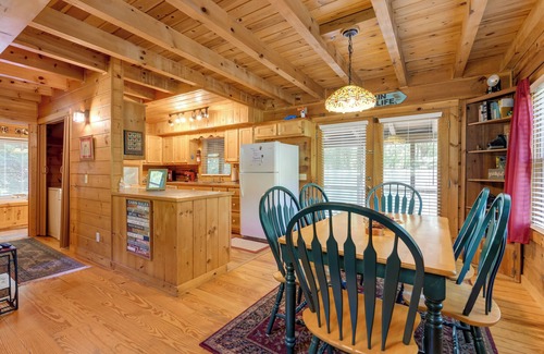 Hartford Cabina | Cabin w/ Hot Tub + Fishing Pond in Del Rio!