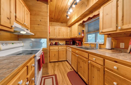 Hartford Cabina | Cabin w/ Hot Tub + Fishing Pond in Del Rio!