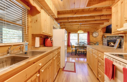 Hartford Cabina | Cabin w/ Hot Tub + Fishing Pond in Del Rio!
