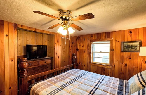 Mouth of Wilson Cabina | Cabin w/ Views/Pond/Foosball Table by Camp Cheerio