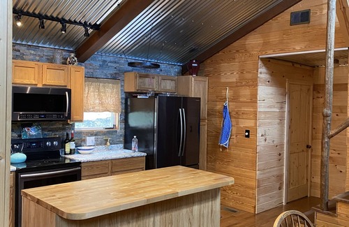 Hot Springs Cabina | Cabin with a view! Walk to Appalachian Trail