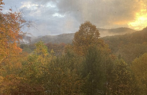 Hot Springs Cabina | Cabin with a view! Walk to Appalachian Trail