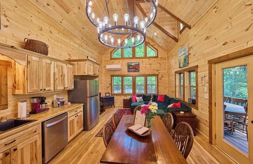 Sewanee Cabina | Cabin with Fishing Pond and Gorgeous Bluff Views!