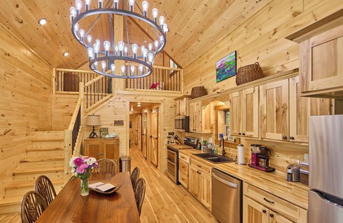 Sewanee Cabina | Cabin with Fishing Pond and Gorgeous Bluff Views!