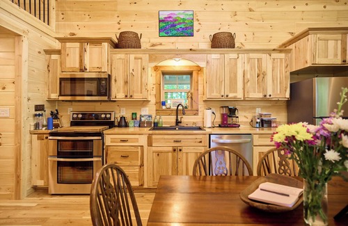 Sewanee Cabina | Cabin with Fishing Pond and Gorgeous Bluff Views!