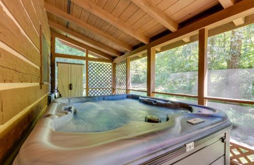 Hartford Casa | Cabin with Hot Tub and Fishing Pond in Del Rio!