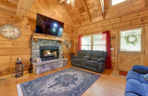 Hartford Casa | Cabin with Hot Tub and Fishing Pond in Del Rio!