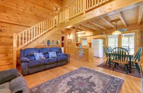 Hartford Casa | Cabin with Hot Tub and Fishing Pond in Del Rio!