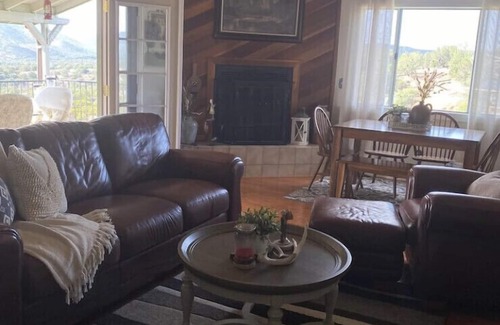 Elgin Casa | Cabin with Lake View -Upgraded Solar - Offgrid