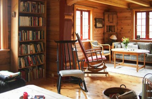 Atra Casa | Cabin With Wooden Interior By Lake Tinnsjøen