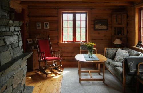 Atra Casa | Cabin With Wooden Interior By Lake Tinnsjøen