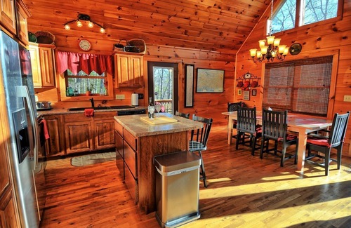 West Jefferson Cabina | Cabinlot-Open for Bookings! Lake Access, Pool Table, WIFI, Fire Pit