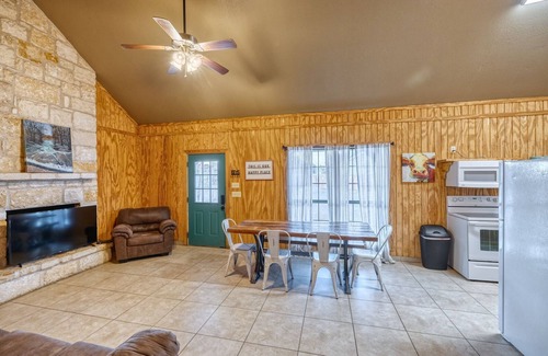Concan Cabina | Cabins by the Frio River - River Rock Cabin #1