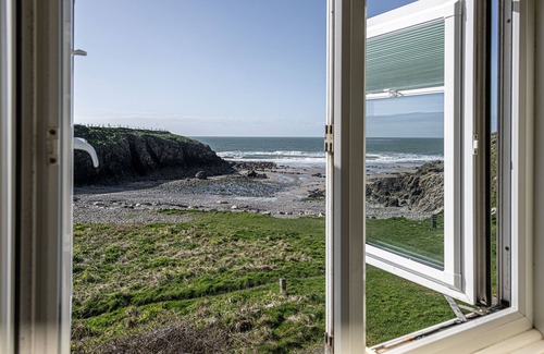 Cylch-Y-Garn Cabaña | Cable Cottage - una propiedad costera con capacidad para 8 personas en 4 habitaciones