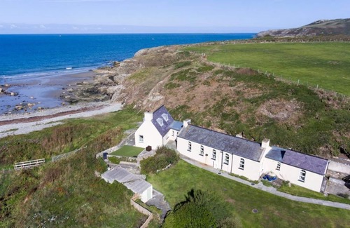 Cylch-Y-Garn Cabaña | Cable Cottage - una propiedad costera con capacidad para 8 personas en 4 habitaciones