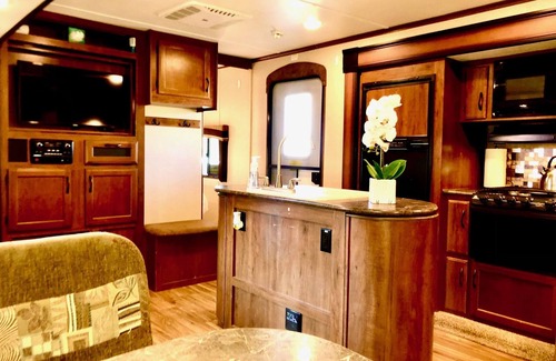 Pedernales Bend Casa | Cactus Camper is close to the water with lake views
