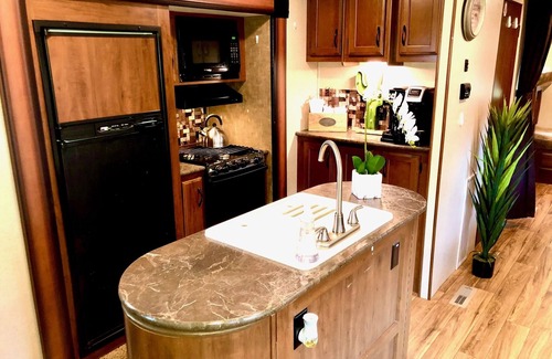 Pedernales Bend Casa | Cactus Camper is close to the water with lake views
