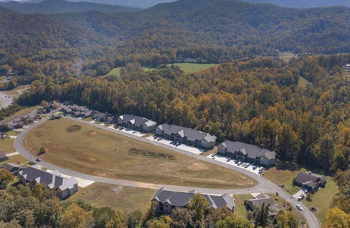 Townsend Condominio | Cades Cove Paradise - SoftTub Spa & Fireplace!