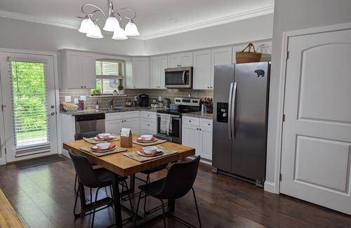 Townsend Condominio | Cades Cove Peaceful Side Smoky Mountains Hip Vintage Condo Community Pool