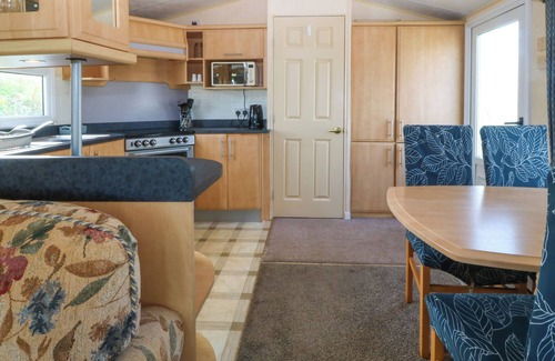 Amlwch Cabaña | CAE CARREG, pet friendly, country holiday cottage in Cemaes Bay