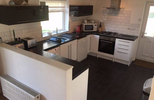 Rhosneigr Casa | Cae Cloc - Casa para perros en una ubicación central a 2 minutos a pie de la playa