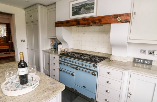 Dwyran Casa | CAE DU, pet friendly, with hot tub in Niwbwrch (Newborough)