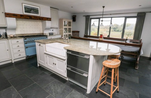 Dwyran Casa | CAE DU, pet friendly, with hot tub in Niwbwrch (Newborough)