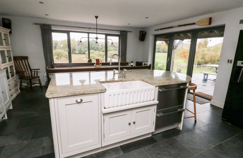 Dwyran Casa | CAE DU, pet friendly, with hot tub in Niwbwrch (Newborough)