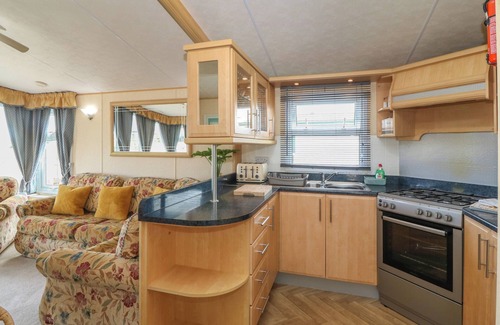 Amlwch Cabaña | CAE GOG, pet friendly, country holiday cottage in Cemaes Bay