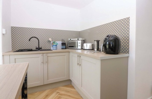 Llanfaelog Cabaña | CAE GWYN, character holiday cottage in Bryn Du
