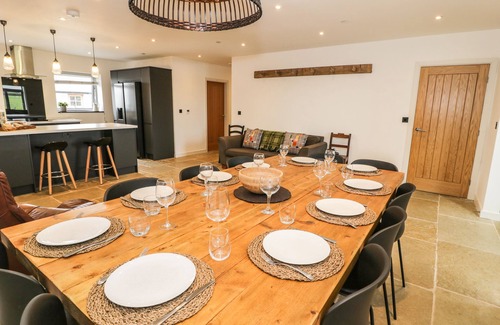 Llanfairpwllgwyngyll Casa | CAE SAM, family friendly, luxury holiday cottage in Pentraeth