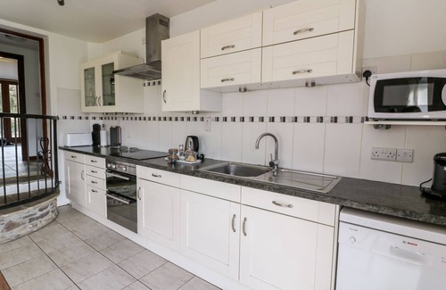 Battle Casa | CAECRWN, pet friendly, luxury holiday cottage, with hot tub in Brecon