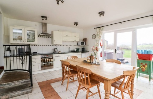 Battle Casa | CAECRWN, pet friendly, luxury holiday cottage, with hot tub in Brecon
