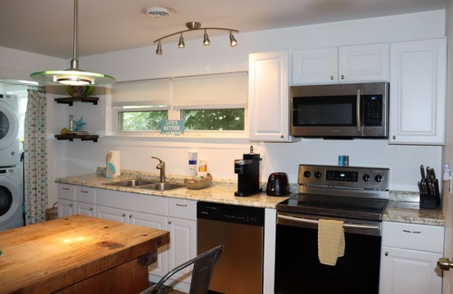 Wilmington Beach Cabaña | Caicos Cottage! Between CB/KB towns Dog Friendly w/fenced yard, Parking - 3 cars