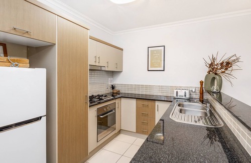 Westcourt Apartamento | Cairns 1BR Tranquillity; Pools & Gym