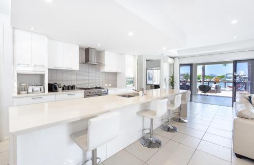 Trinity Park Casa | Cairns Beaches Home, Marina View, Sleeps 12
