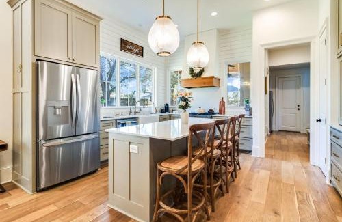 Lafayette Apartamento | Cajun Country Retreat King Beds Patio Arcade Luxe