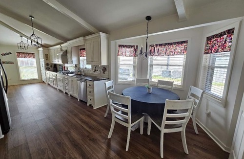 Lake Charles Casa | CAJUN OASIS 6br Retreat w/ pool 3mi from Casinos and Interstate 210