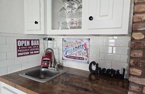 Lake Charles Casa | CAJUN OASIS 6br Retreat w/ pool 3mi from Casinos and Interstate 210