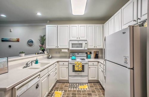 Calabash Condominio | Calabash Condo on Golf Course w/ Pool & Gym!