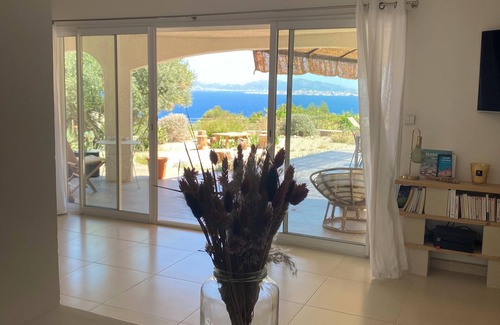 Niolon Casa | Villa con excepcional vista al mar / Casa de vacaciones excepcional vista al mar
