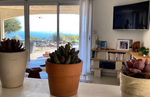Niolon Casa | Villa con excepcional vista al mar / Casa de vacaciones excepcional vista al mar