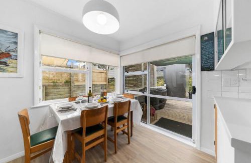 Waikanae Casa | Calapso Cottage - Waikanae Beach Holiday Home
