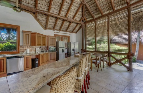 Punta Cana Villa | 5BR GOLF VILLA FRONTAL CON PISCINA, JACUZZI, GOLF CART, CHEF, Criada Y CLUB DE PLAYA