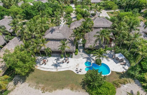 Punta Cana Villa | 5BR GOLF VILLA FRONTAL CON PISCINA, JACUZZI, GOLF CART, CHEF, Criada Y CLUB DE PLAYA