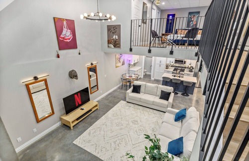 Tuxedo Park Casa | Calgary Finest Open Concept Loft near Downtown