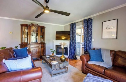 Wasaga Beach Apartamento | Cali's Wasaga Beach B&B House